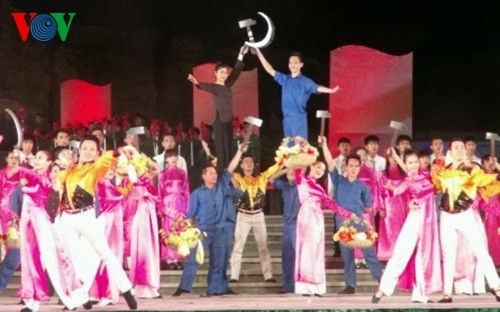 Youth art performance marks 40th anniversary of national reunification - ảnh 1